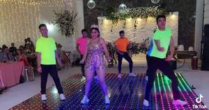 La Nación / Bailarín le robó el protagonismo a una quinceañera durante un show de baile en vivo
