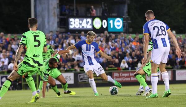 Crónica / Enciso y el sueño "de papá y mamá" tras debutar en la primera del Brighton