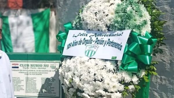 "Saludaron" a Rubio Ñu con corona de flores y se armó guarará