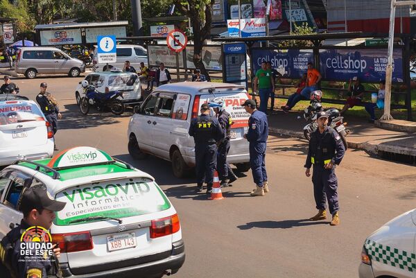 Refuerzan controles en zona primaria ante circulación irregular de taxis y transportes alternativos - Noticde.com