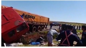 Revienta cubierta de camión y ocasiona mortal accidente