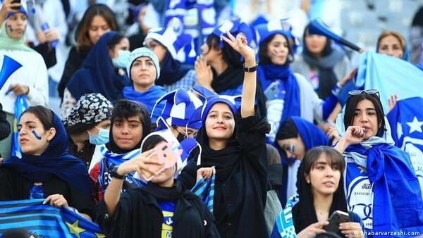 Irán permite a mujeres asistir a un partido de fútbol de la liga local