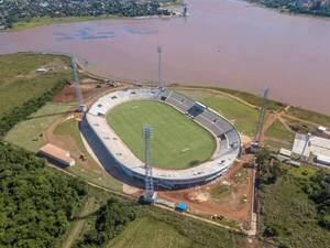 Crónica / “Quieren obligarnos a recibir un estadio inconcluso”