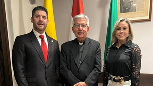 Crónica / [VIDEO] La serenata de Lizarella, en Roma, al primer cardenal paraguayo
