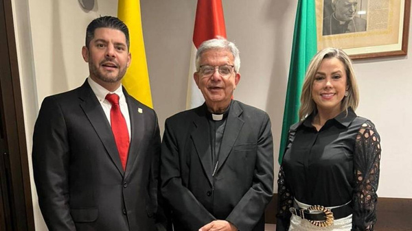 Crónica / [VIDEO] La serenata de Lizarella, en Roma, al primer cardenal paraguayo