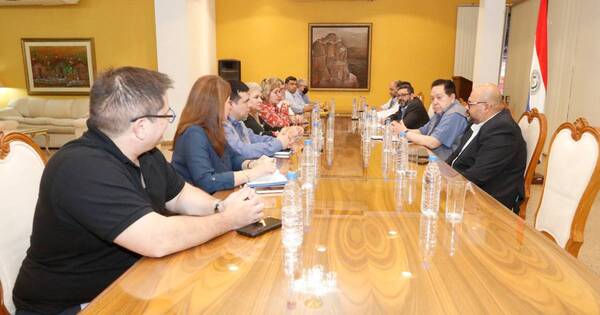 La Nación / Funcionarios diplomáticos ayudarán a paraguayos en el exterior a votar con el nuevo mecanismo
