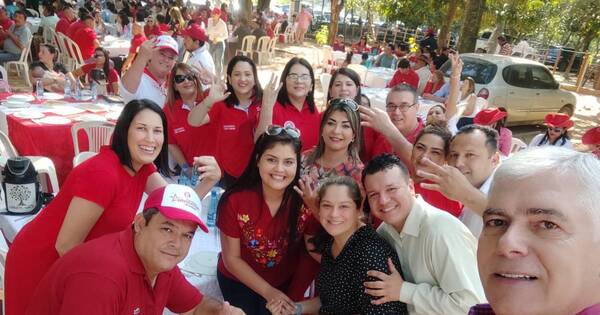 La Nación / Funcionarios públicos de Pte. Hayes hacen campaña política por el oficialismo en horario laboral