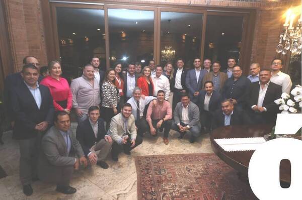 Crónica / Cartes se reunió con miembros de una importante asociación política de América