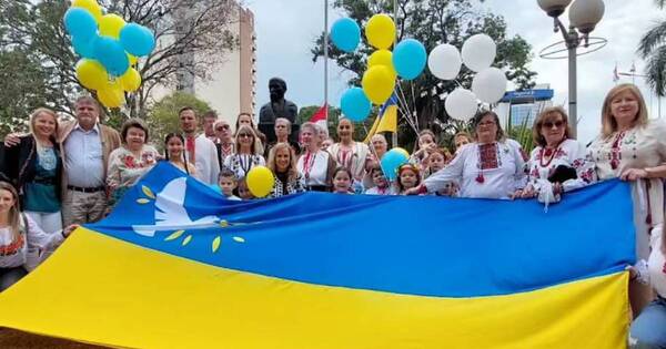 La Nación / Encarnación: conmemoran 31 años de la independencia de Ucrania y oraron por la paz