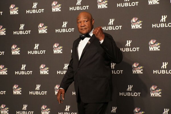 Diario HOY | Demandan a George Foreman por presunta agresión sexual