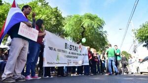Colegio salpicado por abuso no matriculará a los hijos de quienes se manifestaron