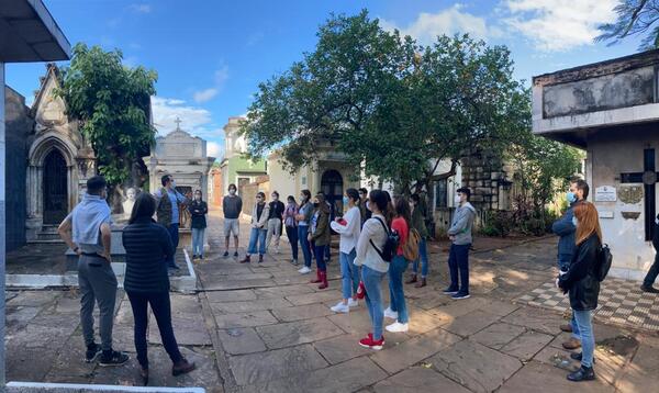 Buscan revalorizar potencial turístico del cementerio de La Recoleta | 1000 Noticias
