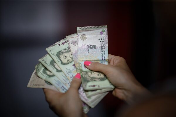 El Gobierno argentino sube un 21 % el salario mínimo ante la elevada inflación - MarketData
