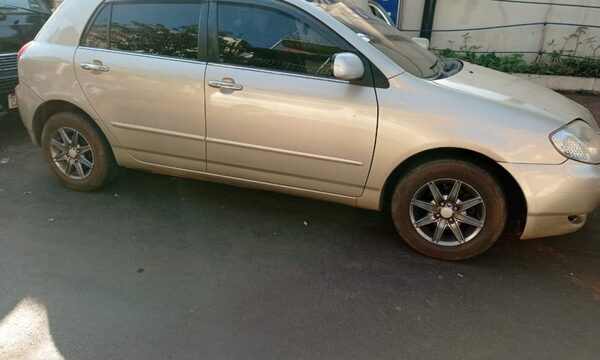 Delincuentes abandonan automóvil