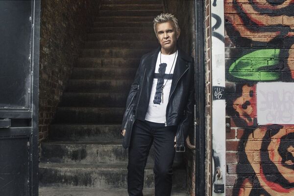 Antes de su llegada a Paraguay: Billy Idol estrena nuevo single y video “Cage”