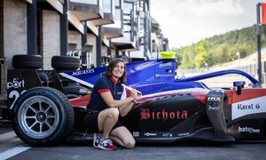 Karol G auspicia a automovilista colombiana