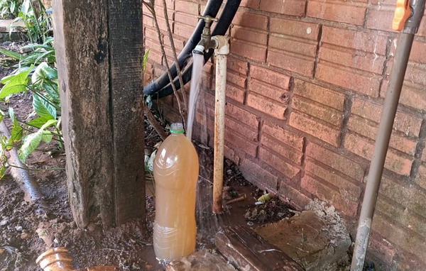 Usuarios denuncian que el agua de la Essap llega de color marrón a los grifos de CDE