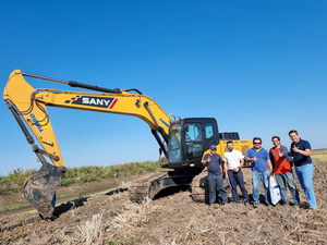 TIMBO entregó una excavadora SANY SY215C a AGROZAFRA