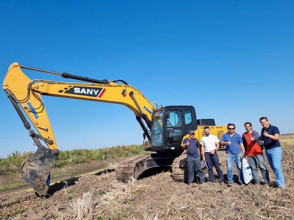 TIMBO entregó una excavadora SANY SY215C a AGROZAFRA