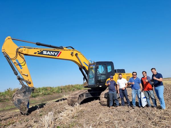 TIMBO entregó una excavadora SANY SY215C a AGROZAFRA