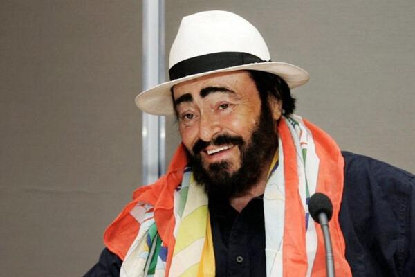 Diario HOY | Hollywood coloca una estrella de Pavarotti 15 años después de su muerte