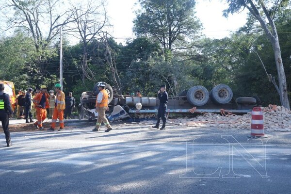 Diario HOY | Otro accidente en la zona de Pedrozo: camión ladrillero perdió los frenos y volcó