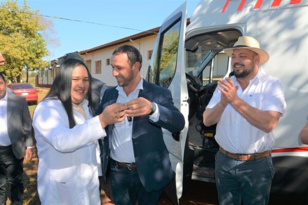 Mayor Otaño recibió ambulancia adquirida a través de la EBY