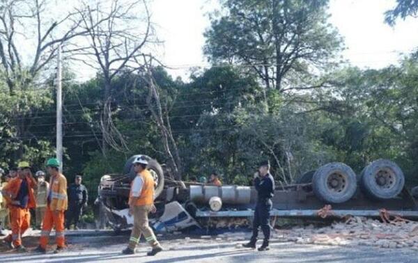 Camión ladrillero perdió los frenos y volcó en Ypacaraí – Prensa 5