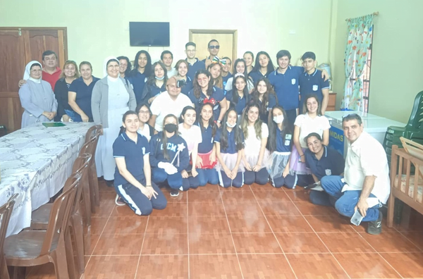 Visita de estudiantes de colegio religioso al Comedor de niños San Vicente de Paul - Noticiero Paraguay