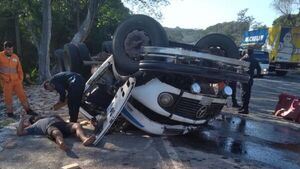Conductor de un camión sufre lesiones tras vuelco en Ypacaraí