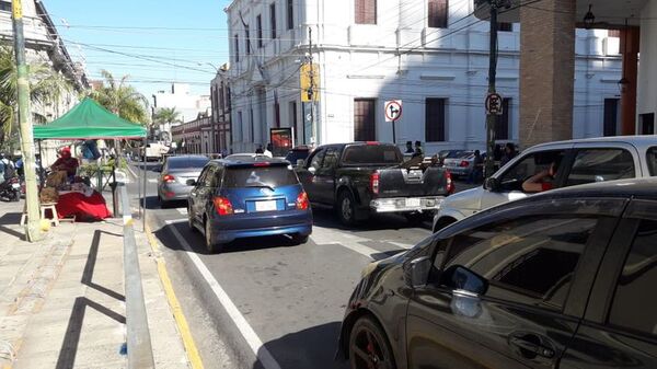 Asunción registra sólo 25.000 de los 790.000 vehículos que ingresan todos los días - Nacionales - ABC Color