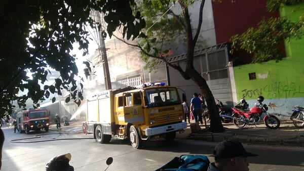 Diario HOY | Voraz incendio de depósito en zona del Mercado 4