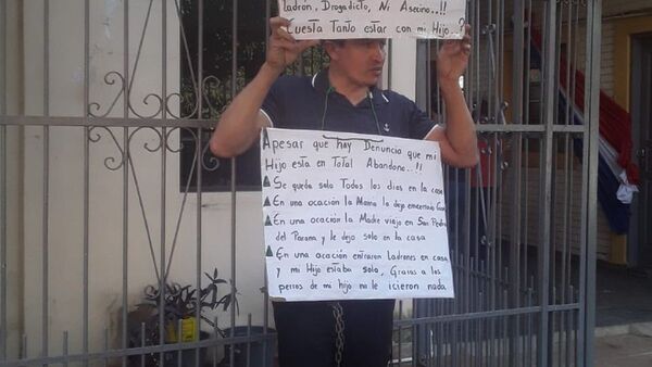 Se encadenó para pedir que le dejen ver a su hijo