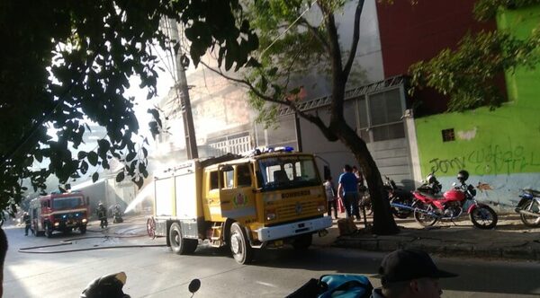 Voraz incendio de depósito en zona del Mercado 4