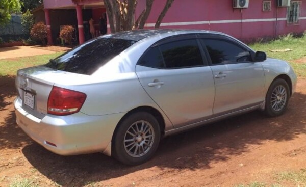 Roban vehículo de profesor, de frente a escuela