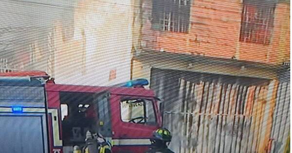 La Nación / Reportan incendio de gran magnitud en un depósito en el Mercado 4