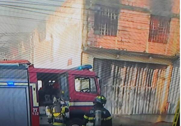 Reportan incendio de gran magnitud en un depósito en el Mercado 4