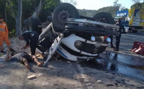 Conductor de un camión sufre lesiones tras vuelco en Ypacaraí - Noticiero Paraguay