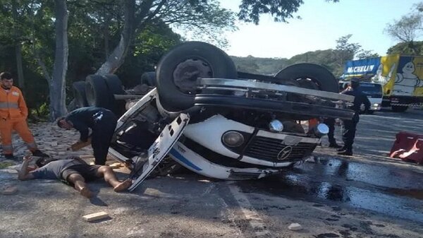 Camión de gran porte volcó en Ypacaraí - Paraguaype.com