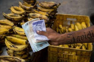 La moneda de Venezuela se devalúa un 21 % frente al dólar en una semana - MarketData