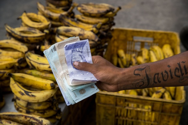 La moneda de Venezuela se devalúa un 21 % frente al dólar en una semana - MarketData