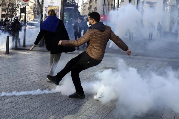 Policía dispersa protestas contra restricciones en París | 1000 Noticias
