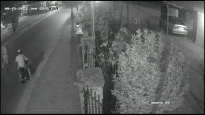 Video: asaltantes disparan en el rostro a su víctima y abandonan moto en la huida - Policiales - ABC Color