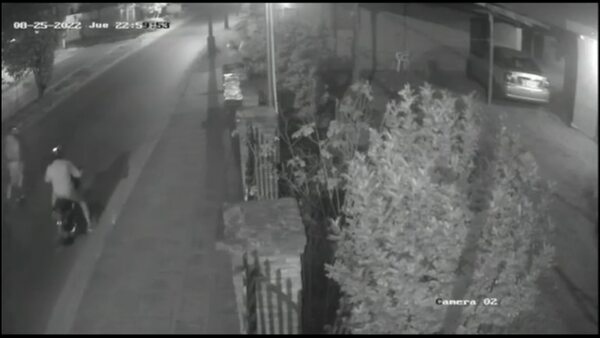 Video: asaltantes disparan en el rostro a su víctima y abandonan moto en la huida - Policiales - ABC Color