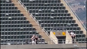 Fueron pillados haciendo el "ya tú sabes" en estadio de béisbol