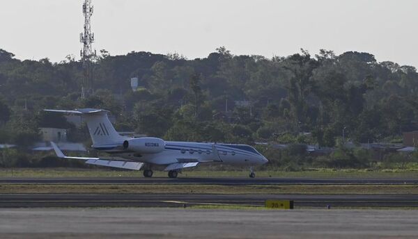 Así es el avión en el que Marc y Nadia llegaron a Paraguay - Nacionales - ABC Color
