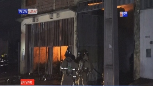 Deposito incendiado en zona del Mercado 4 con peligro de derrumbe - Paraguaype.com