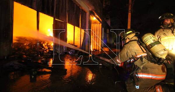 La Nación / Incendio casi consume un depósito en el Mercado 4