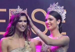 Nadia Ferreira entrega la corona a Leah Ashmore