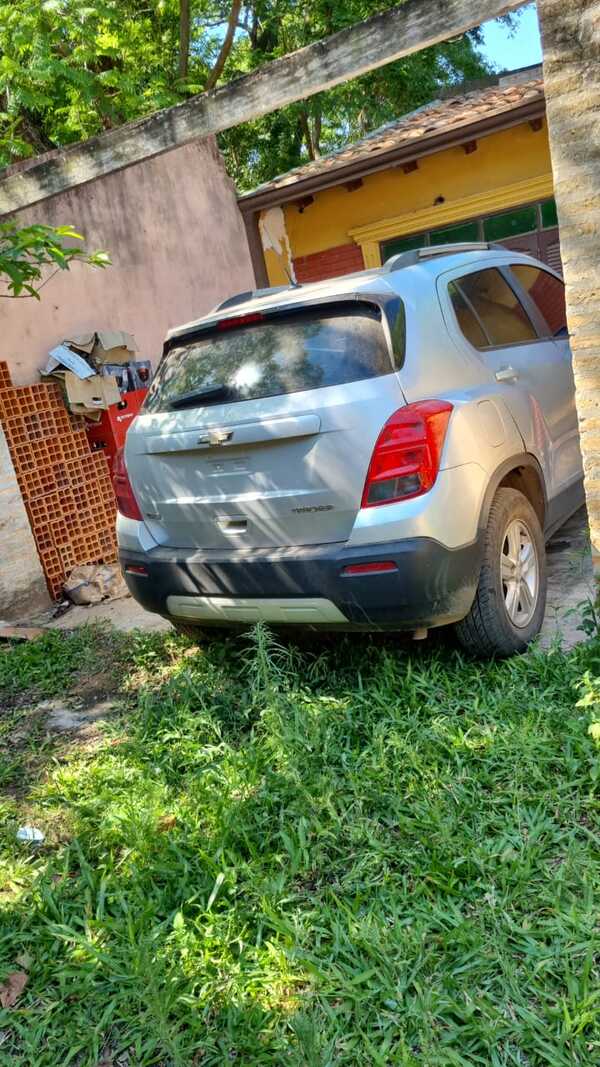 Desmantelan “aguantadero” de presuntos sicarios y robacoches en Villa Elisa | 1000 Noticias